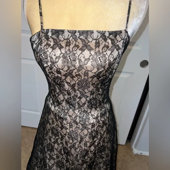 $7 GORGEOUS LACE DRESS SIZE 7/8. $7 IF BUNDLED - Picture 5 of 8